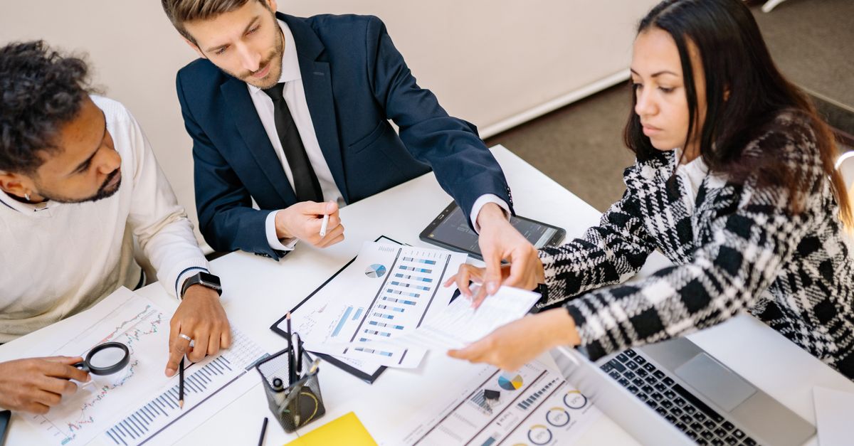 Réunion d'analyse de données en entreprise